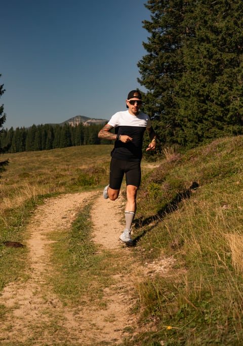 Läufer in einer ruhigen Waldlandschaft