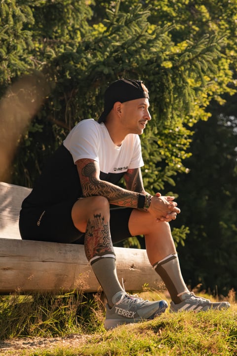 Trainer Tobias bei einer Trainingspause am Trail